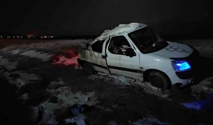 Domuz sürüsüne çarpmamak için manevra yapan kamyonet devrildi: 3 yaralı