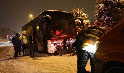 yolcu otobüsü ile otomobil çarpıştı