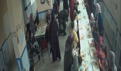 Öğrencisinin hayatını Heimlich manevrası ile kurtardı