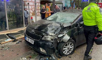 İftar saati otomobil otobüs durağına daldı: 2’si ağır 6 yaralı