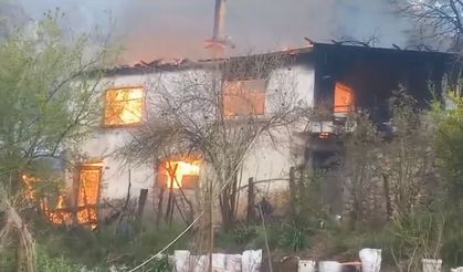 2 katlı ev yangında küle döndü