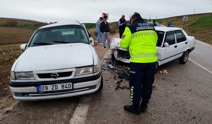 iki otomobil çarpıştı: 5 yaralı