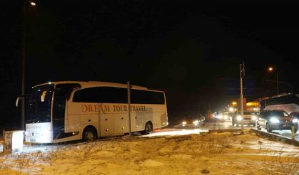 Kaza yapan otomobilin parçalarını toplarken otobüs çarptı