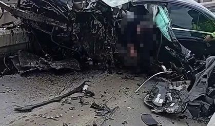 Lüks otomobil, otoyolda gişelere ok gibi saplandı: Karı-koca hayatını kaybetti