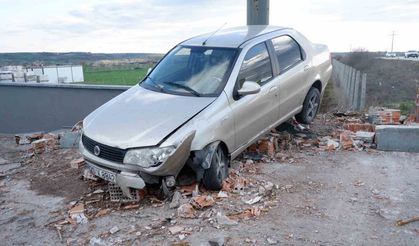 Otomobil duvara çarptı: 1 yaralı