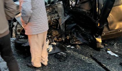 iki otomobil çarpıştı: 1 ölü, 3 yaralı
