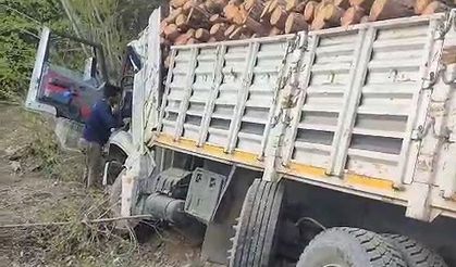 odun yüklü tır devrildi: 2 yaralı