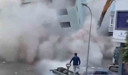 bir bina yıkım esnasında çöktü