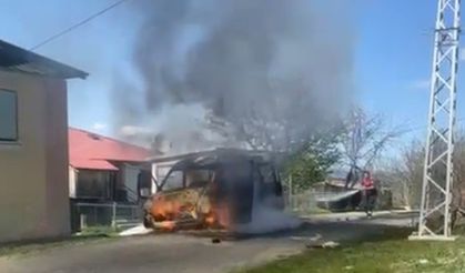 seyir halindeki minibüs yandı