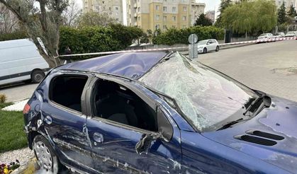 Dubalara çarpan araç takla attı