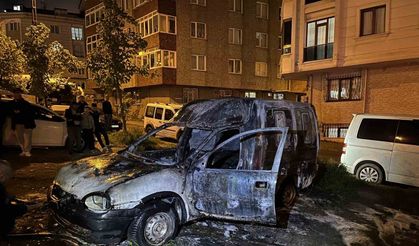 Park halindeki araç alev alev yandı