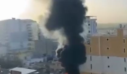 Boş alanda bulunan plastik malzemeler yandı