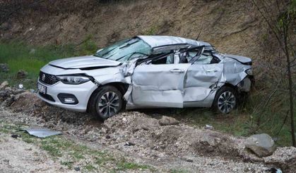 Tırın dorsesinin çarptığı otomobil şarampole savruldu: 4 yaralı