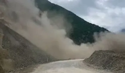 Karayolu’nda bir günde 3. heyelan: Yol ulaşıma kapandı