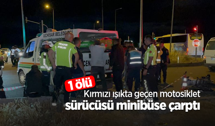 Kırmızı ışıkta geçen motosiklet sürücüsü minibüse çarptı: 1 ölü