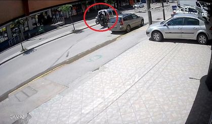 Araca çarpan motosiklet takla attı, 1 kişi yaralandı