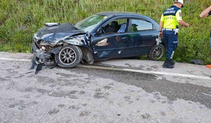 iki otomobil kafa kafaya çarpıştı: 3 yaralı