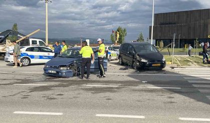 iki otomobil çarpıştı: 3 yaralı