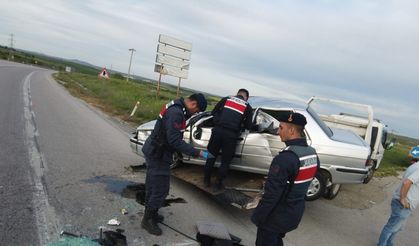 Devrilen otomobilin sürücüsü yaralandı