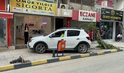 Fren yerine gaza basınca kaldırıma çıktı