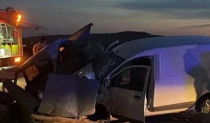 İki araç kafa kafaya çarpıştı: 1 ölü, 2 yaralı