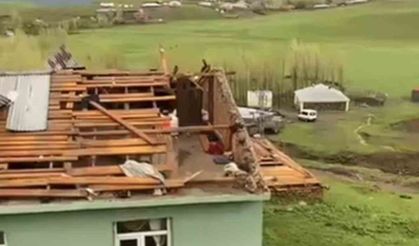 fırtına evlerin çatılarını uçurdu