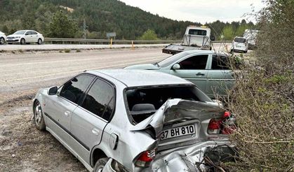 Virajı alamayan otomobil park halindeki araca çarptı: 4 yaralı