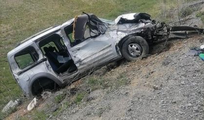 Yoldan çıkan hafif ticari araç şarampole uçtu:1 ölü