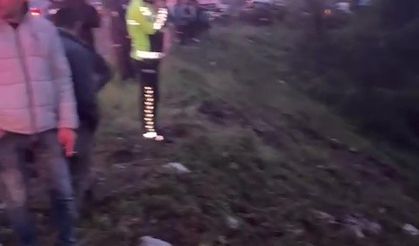 otomobil dereye devrildi: 4 yaralı