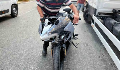 Motosiklet ile kamyonet çarpıştı: 2 yaralı