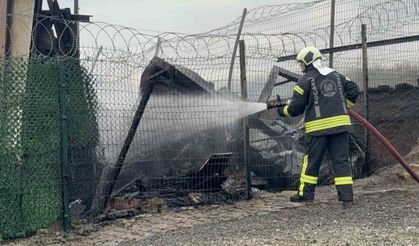 Çıkan yangında ev küle döndü