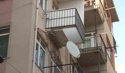 dört katlı bir binanın 3. katındaki balkon çöktü