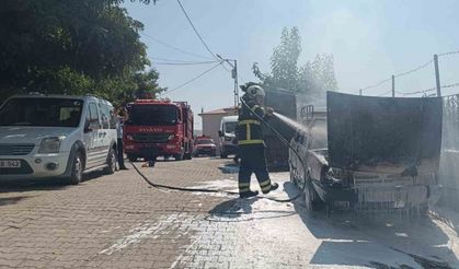 Park halindeki otomobil alev aldı