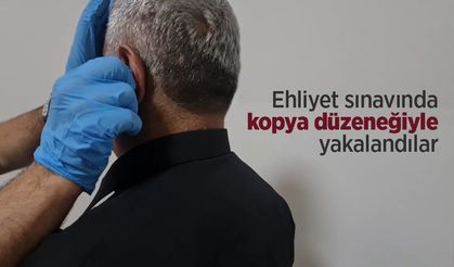 Ehliyet sınavında kopya düzeneğiyle yakalandılar