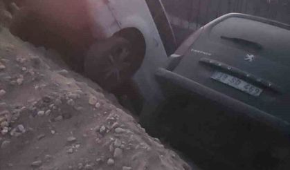 iki araç çukura düştü