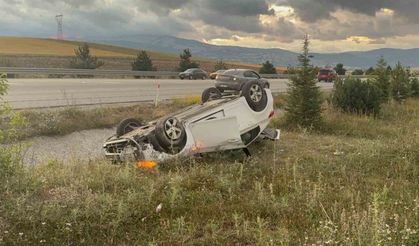 Ters dönen otomobilden sağ kurtuldular