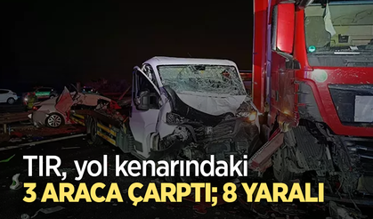 TIR, yol kenarındaki 3 araca çarptı; 8 yaralı