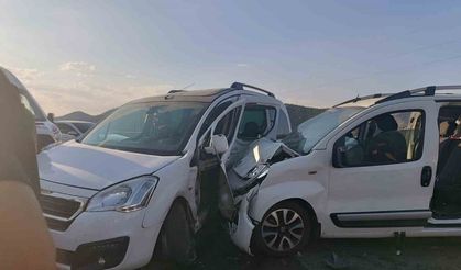 iki hafif ticari araç çarpıştı: 11 yaralı