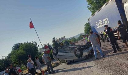 Kamyonla çarpışan otomobil takla attı: 1’i çocuk 5 yaralı