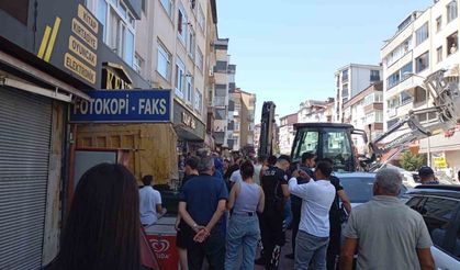 Kamyonun frenleri patladı, dükkana daldı