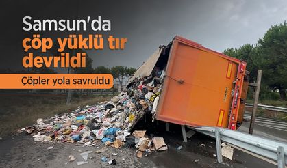 Samsun'da çöp yüklü tır devrildi, çöpler yola savruldu