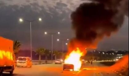 Adana’da seyir halindeki otomobil alev alev yandı