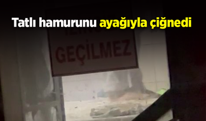 Tatlı hamurunu ayağıyla çiğnedi