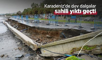 Karadeniz'de dev dalgalar sahili yıktı geçti