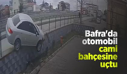 Bafra'da otomobil cami bahçesine uçtu