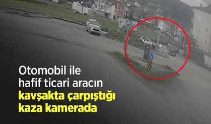 Otomobil ile hafif ticari aracın kavşakta çarpıştığı kaza kamerada