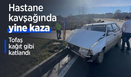 Hastane kavşağında yine kaza: Tofaş kağıt gibi katlandı