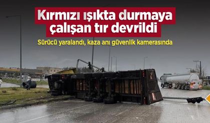 Kırmızı ışıkta durmaya çalışan tır devrildi: Sürücü yaralandı, kaza anı güvenlik kamerasında