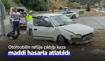 Otomobilin refüje çıktığı kaza maddi hasarla atlatıldı