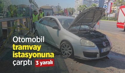 Otomobil tramvay istasyonuna çarptı: 3 yaralı